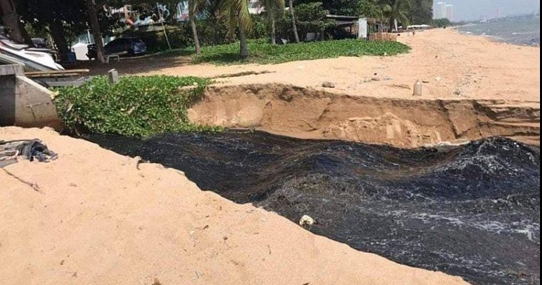 Сточные воды с ресторанов района На Джомтьен стекали в субботу в воды Сиамского залива