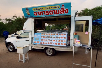 Так выглядит настоящий тайский стрит фуд. Вкусная еда по приемлемым ценам, которая готовится в мобильном ресторане