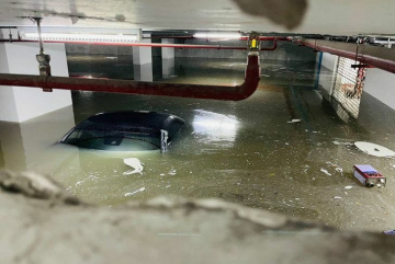 Анонос изображения к новости В Бангкоке из-за дождей затопило подземную автостоянку в одном из жилых домов.